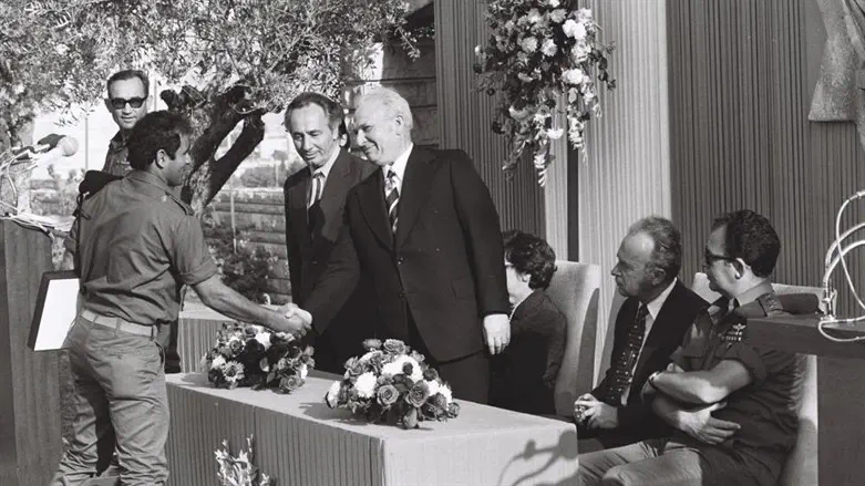 קהלני מקבל את העיטור