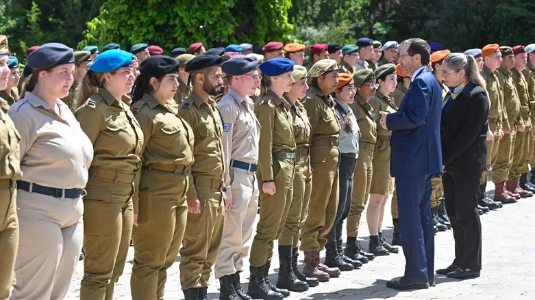 יצחק ומיכל הרצוג עם החיילים 