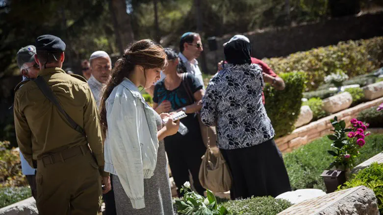 Gוush Katif expellees at cemetery (illustrative)