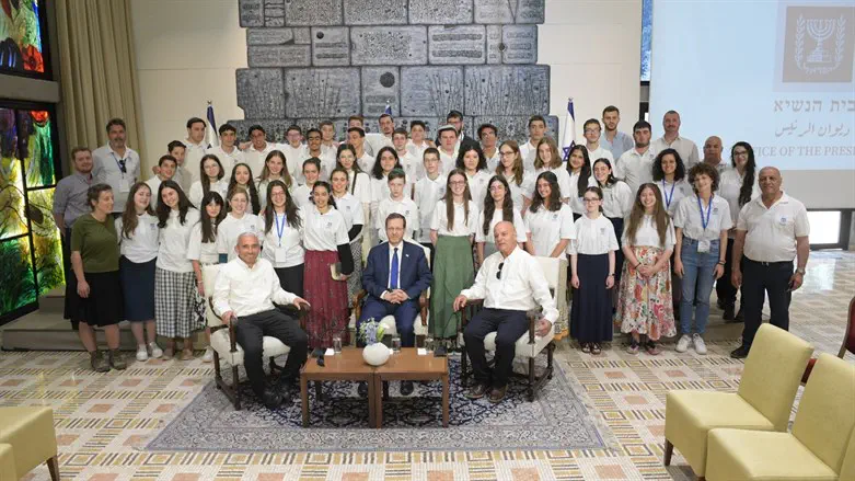 מתמודדי חידון התנ"ך עם הנשיא הרצוג