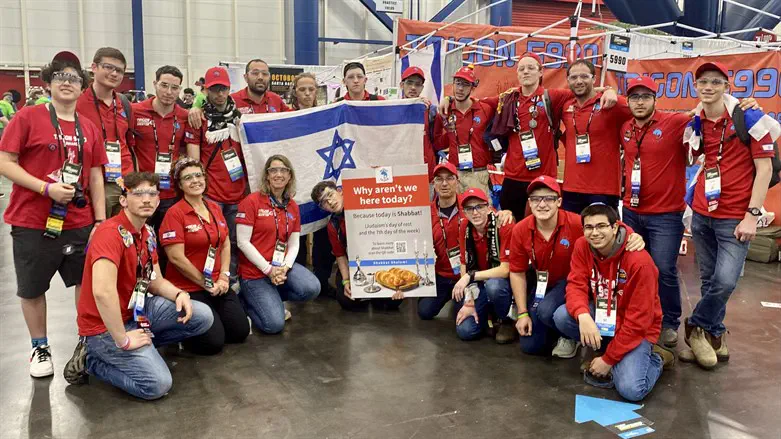 נבחרת הרובוטיקה של אמית מודיעין בתחרות ביוסטון, טקסס