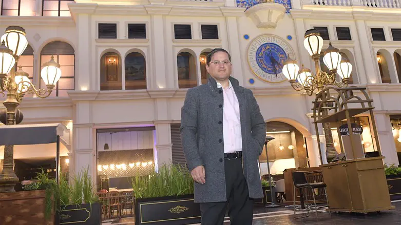 "הדי־אן־איי שלנו הוא לעשות דברים מיוחדים". קס על רקע המתחם