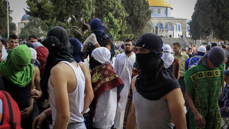 Masked Islamists on the Temple Mount