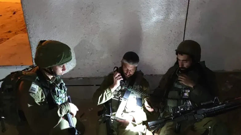 המ"פ חיים אלון (במרכז) באחת הפעילויות המבצעיות