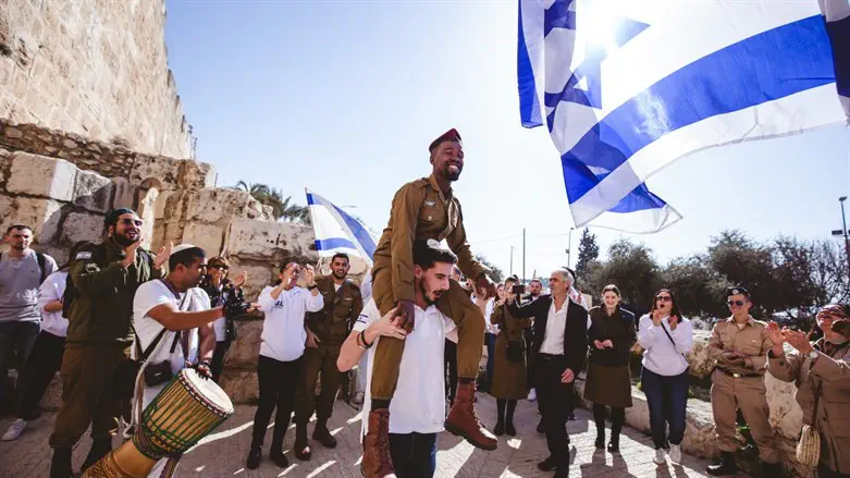 שמחת בר המצווה בכותל לחיילים בודדים, לראשונה בחייהם