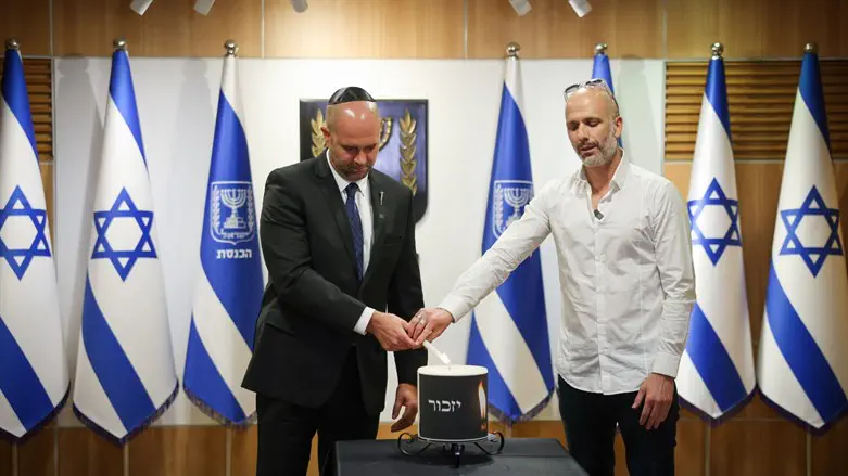 יו"ר הכנסת מדליק נר יזכור יחד עם ישי אוחנה
