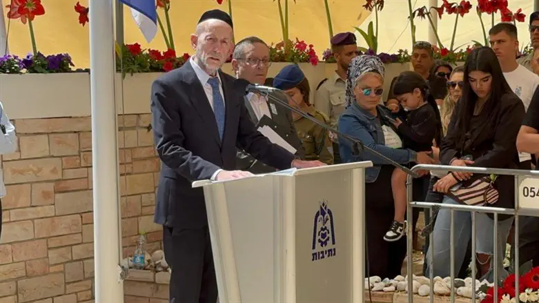 Uri Maklev speaking at the memorial ceremony