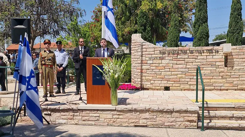 סמוטריץ' בטקס בבית העלמין הצבאי בלוד