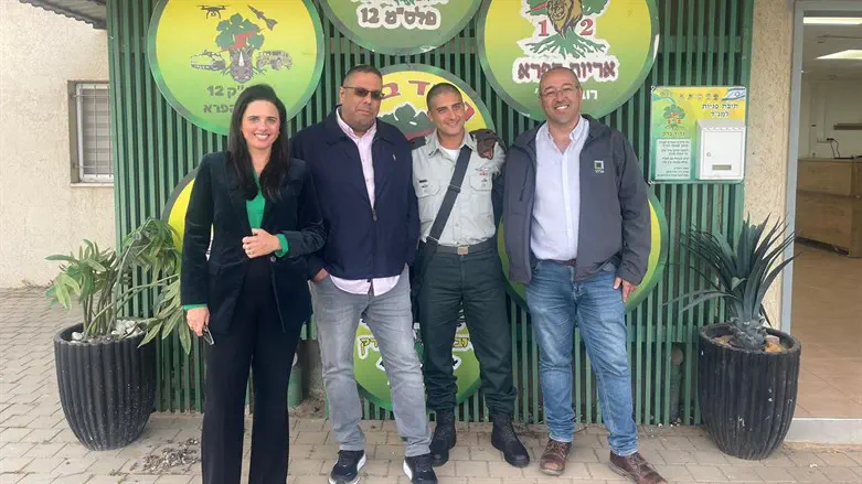 ראשי קרדן נדל"ן עם מג"ד 12 סא"ל עומר סולימאן