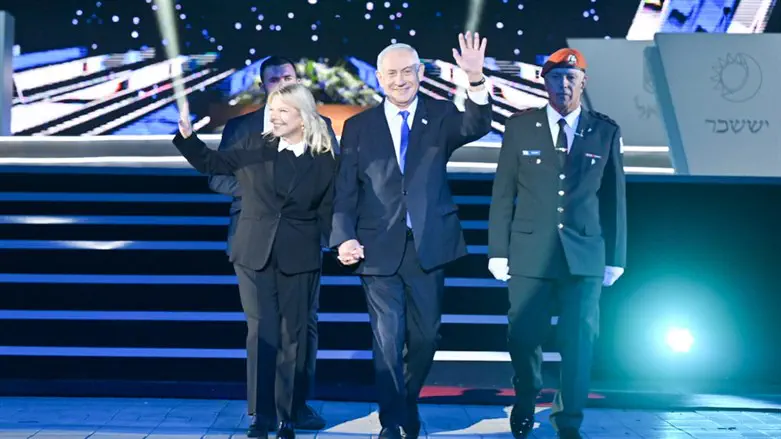 ראש הממשלה נתניהו ורעייתו שרה בכניסתם לטקס הדלקת המשואות
