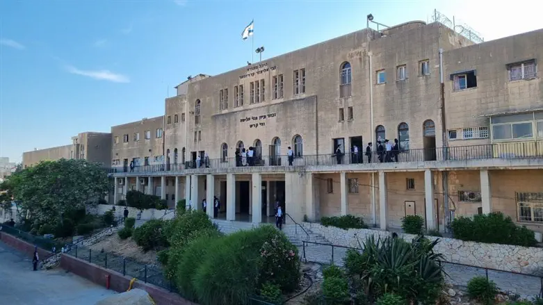 דגל ישראל בחזית ישיבת פוניבז'