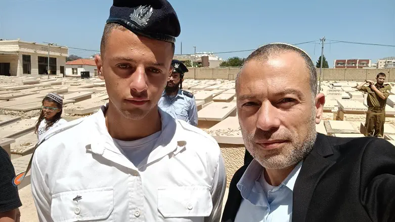 גיא לוין עם בנו בבני ברק