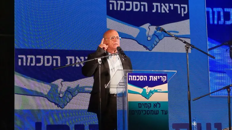 אביגדור קהלני בהפגנה ליד בית הנשיא