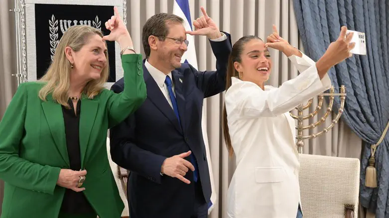 קירל עם הנשיא ורעייתו 