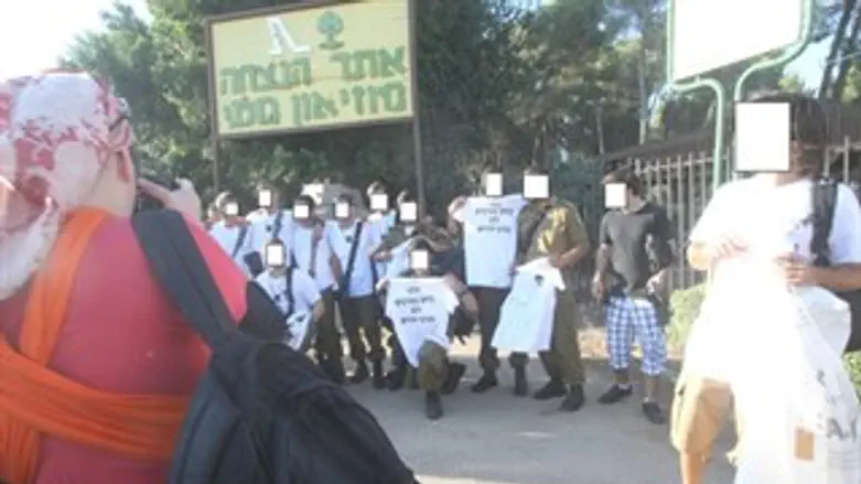 חיילי גולני מחזיקים חולצות ומצטלמים