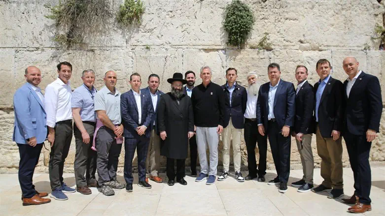 מקארת'י וחברי הקונגרס בכותל 