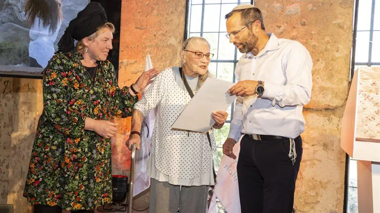 שוש נבון (במרכז)