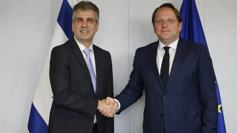 השר אלי כהן עם אוליבר ורהלי