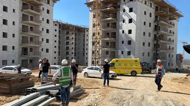 אתר הבנייה בשדרות שבו התפוצצה רקטה