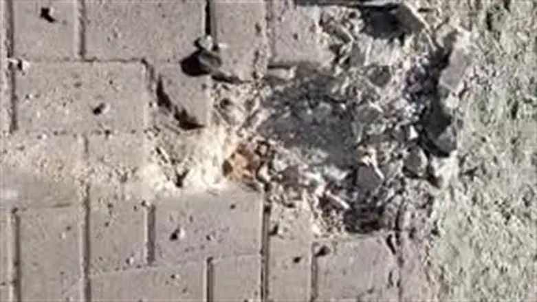 Место падения одной из ракет в Сдероте