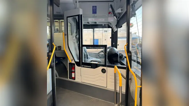 זכוכית מחוסמת שאינה מתנפצת לשברים חדים