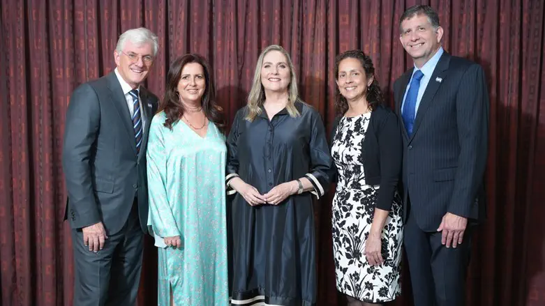 סאם וג׳וליה גרונדוורג, מיכל הרצוג, ג׳ודי וסטיבן לואי