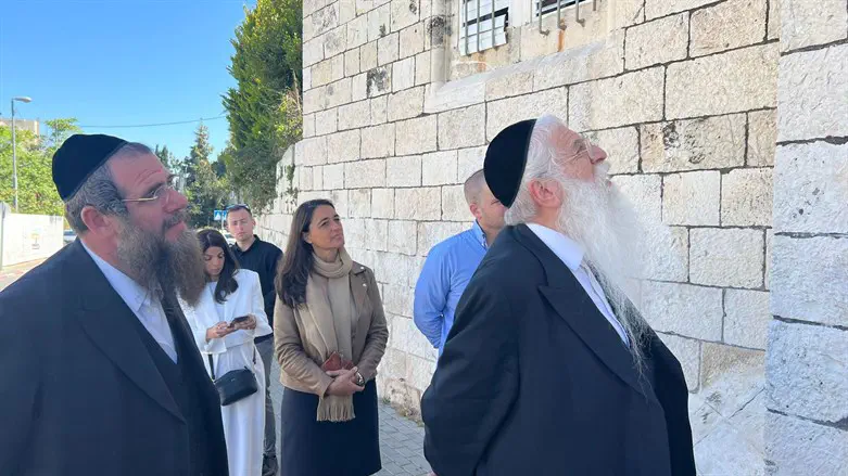 Minister Porush at the Tomb of the Kings