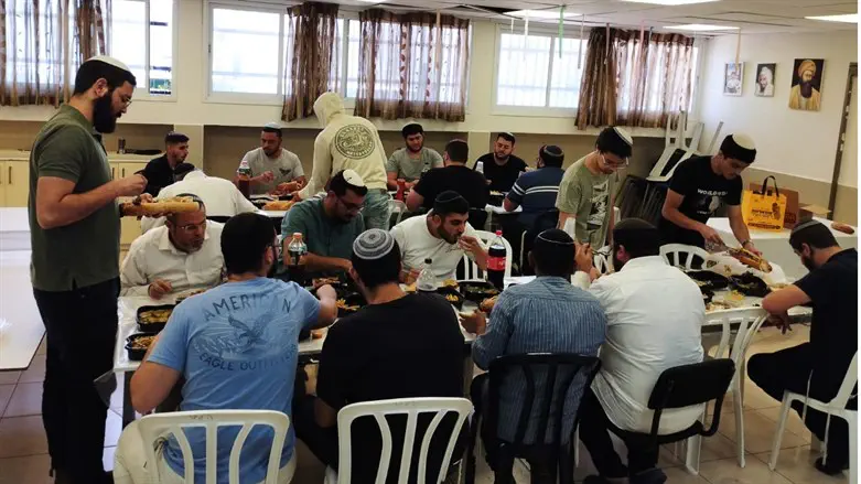 תלמידי ישיבת ההסדר אשקלון נהנים מהשווארמה