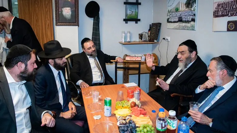 מלכיאלי בהתייעצות