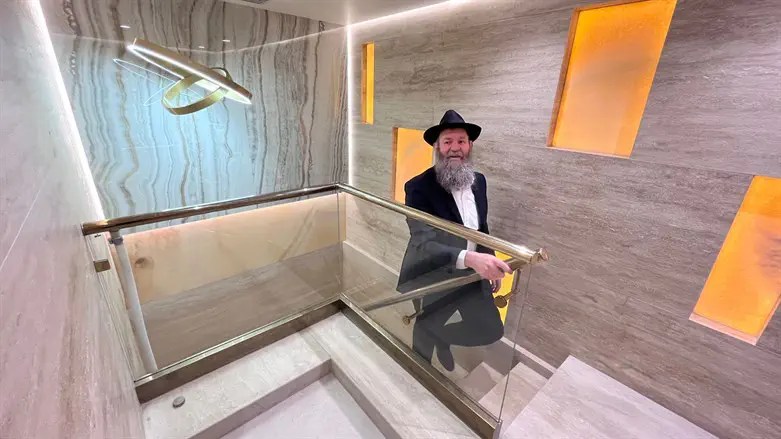  כמים המכסים במקווה