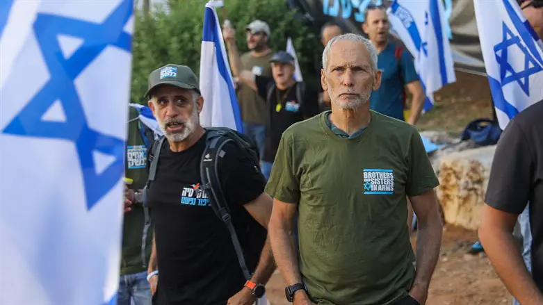 עמר בר לב בהפגנה בבני ברק