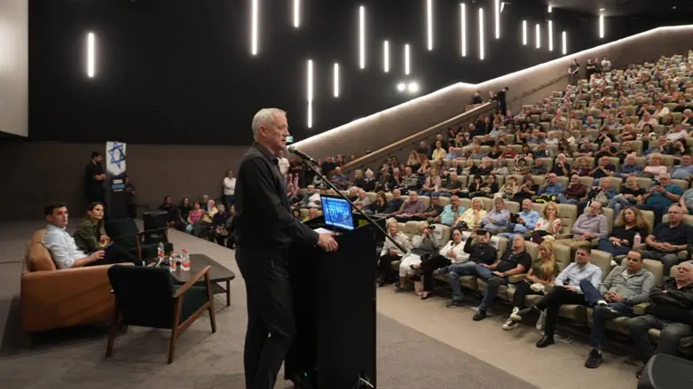Benny Gantz at activists' conference in Kfar Sabat