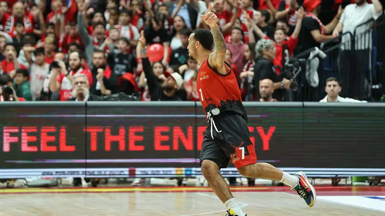 ברנדון בראון חוגג הערב בארנה