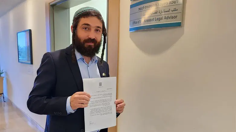 ח"כ צבי סוכות מגיש את התלונה