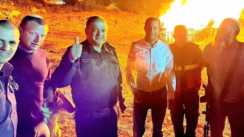 "רואים את המדורה עד שכם"