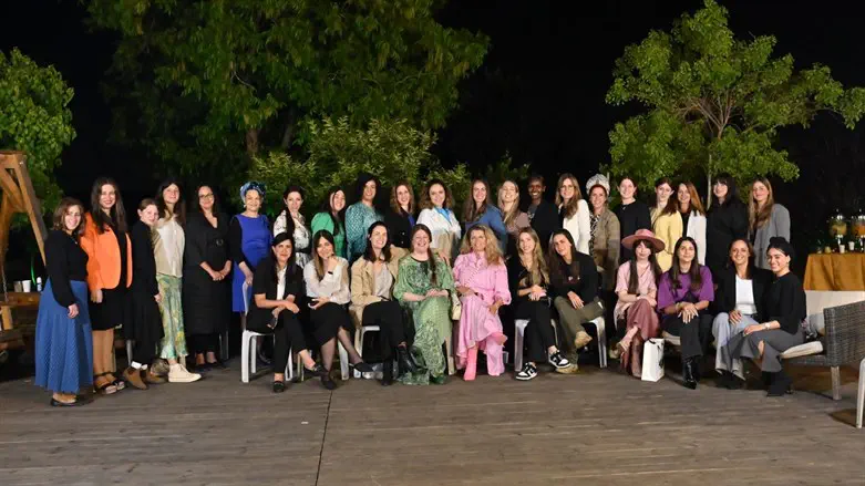 תמונה משותפת מתוך הערב במיוחד בכפר חבד