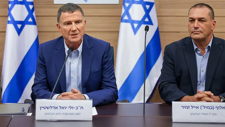 Депутат Кнессета Юлий Эдельштейн во время дебатов