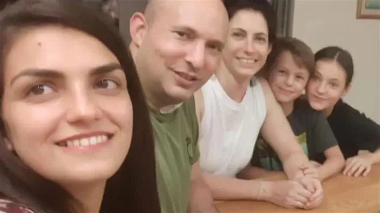 ספיר ליבנת גרין עם משפחת בנט