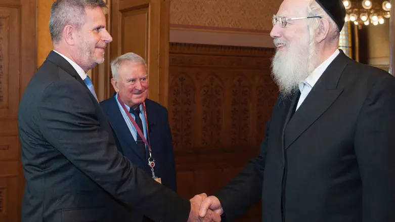 אייכלר בביקורו בהונגריה