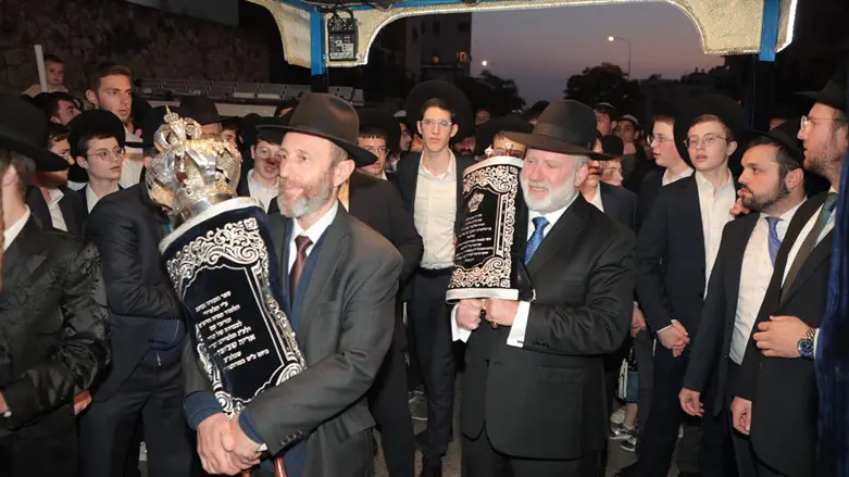 הכנסת ספר התורה