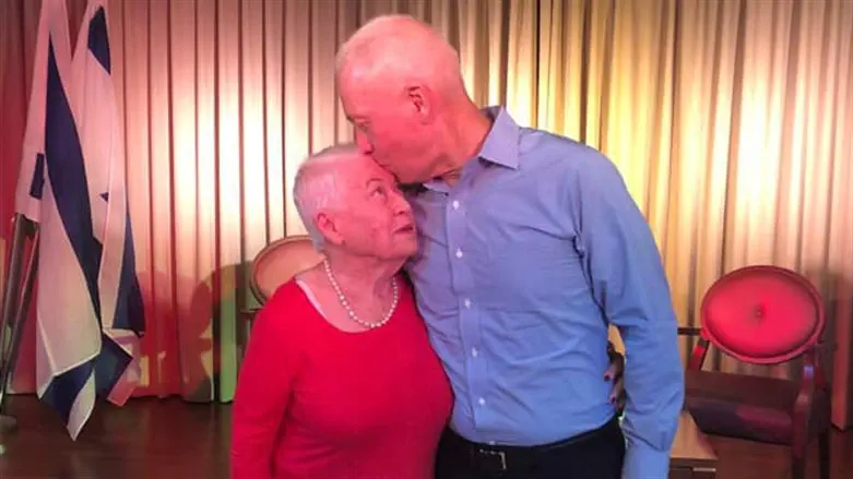 Йоав Галант с матерью