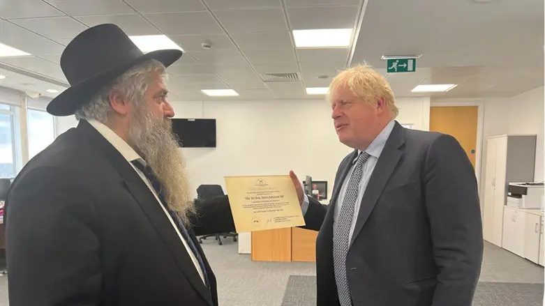 בוריס ג'ונסון והרב אסמן