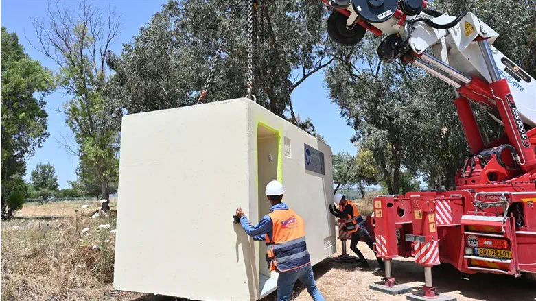 Placing a new bomb shelter in Ashkelon