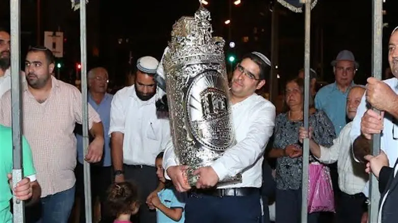 הכנסת ספר התורה של יד לאחים. ארכיון