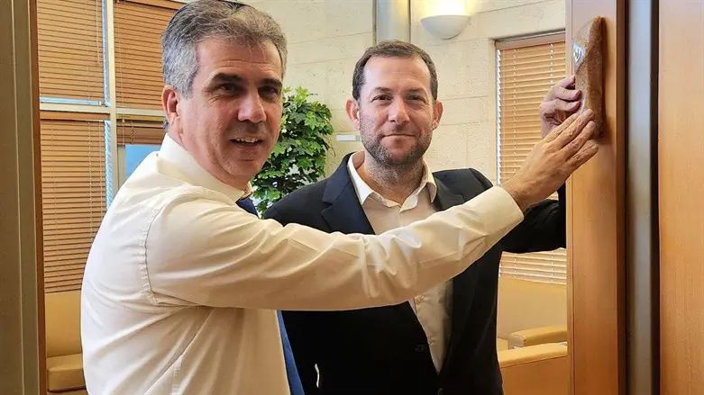 דגן וכהן בקביעת המזוזה 