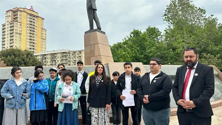 הרב איסייב יחד עם תלמידי בית הספר לציון יום הולדתו של היידר אילייב