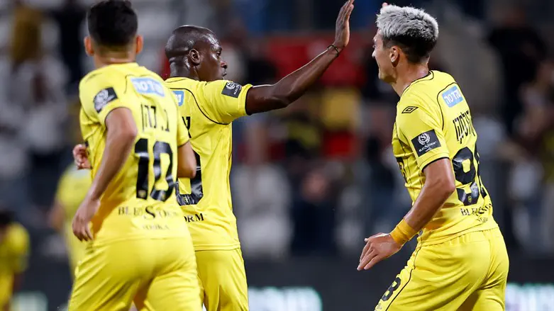 שחקני בית"ר. סיימו את העונה בליגת העל עם הפסד אך שברו שיא