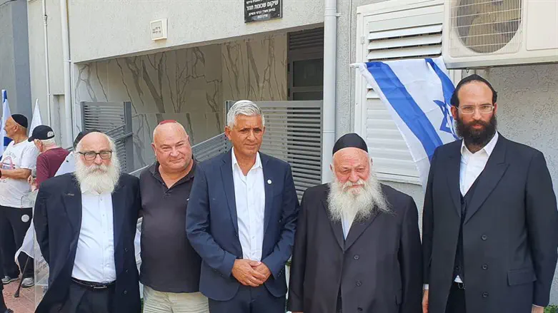 גולדקנופף בחצור