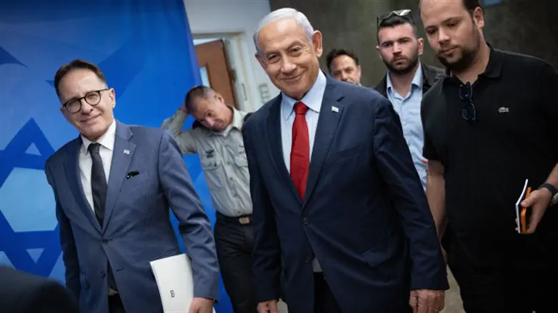 Benjamin Netanyahu heading to cabinet meeting