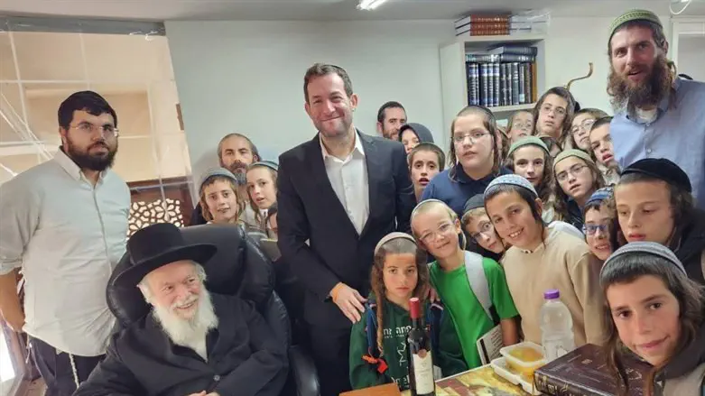 יוסי דגן עם ילדי השומרון אצל הרב זילברשטיין